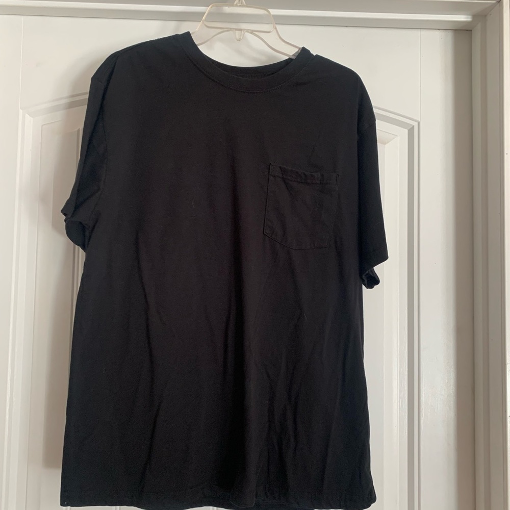 Solid black short sleeve t shirt with pocket men’s size large Spalding